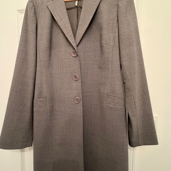 Holt Renfrew Long Blazer. Size 6 - Picture 9 of 9